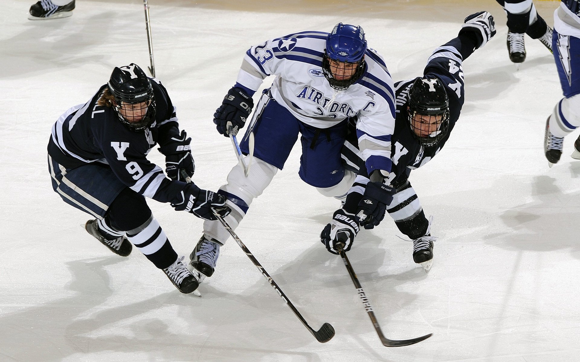 ac米兰官网-埃弗顿边中结合创造破门良机